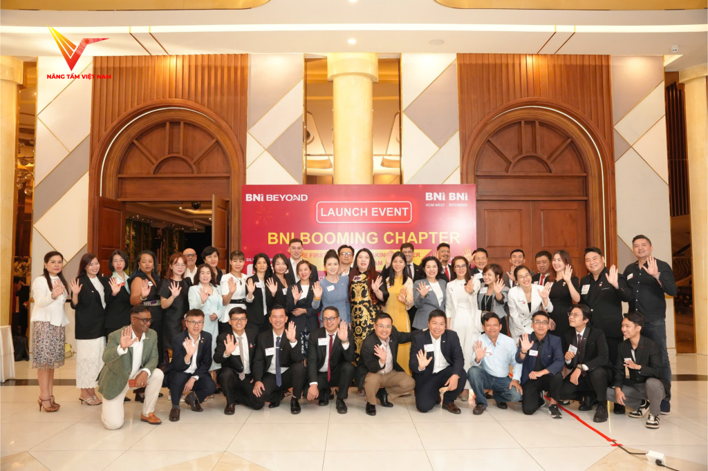 Anh Vincent Nguyễn Minh Quang địa diện Học viện Nâng Tầm Việt Nam giao lưu giới thiệu cùng bạn bè quốc tế