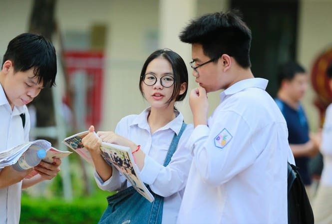 Dong-hanh-cung-con-vuot-cu-soc-thi-truot-lop-10 (2)