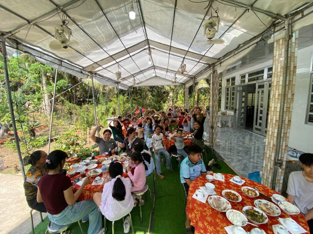 Gặp gỡ yêu thương gắn kết