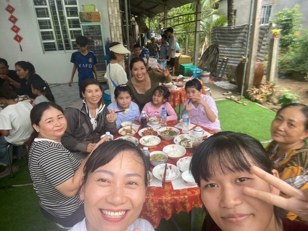 Cuộc gặp nhau cây nhà lá vườn nhưng đầy áp niềm vui thân tình