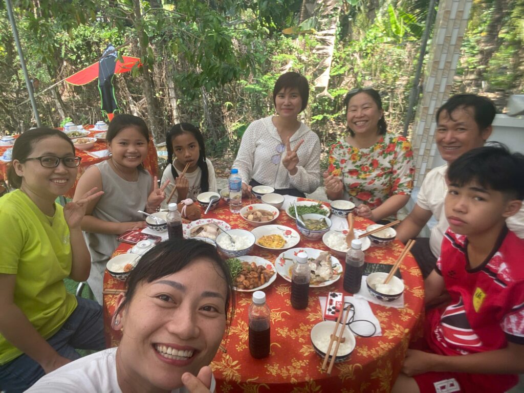 Mẹ Hệ cùng ba mẹ đối tác